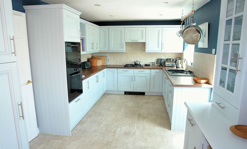 Superb fully fitted kitchen